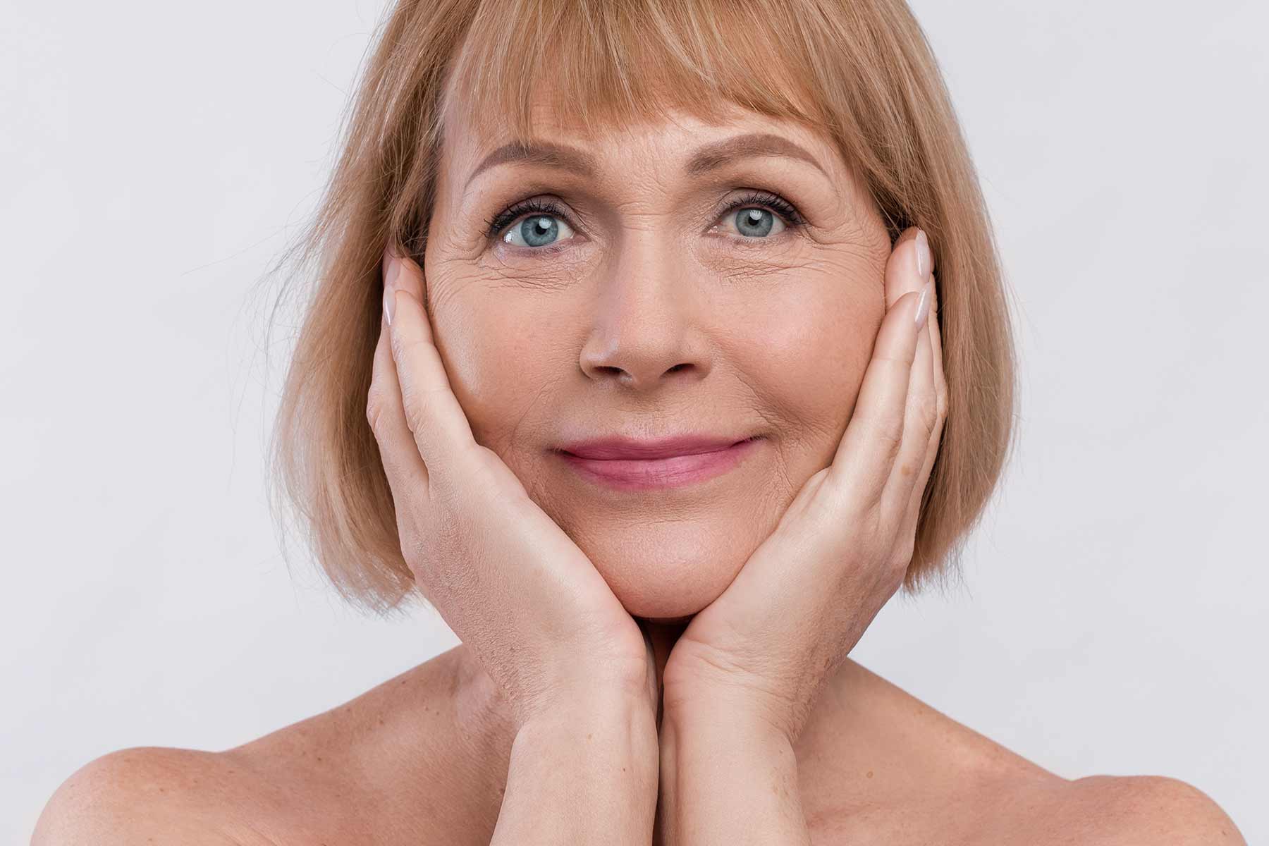 femme recevant soin pour des rides autour de la bouche